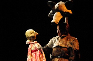 Foto uit De kip en het meisje, poppentheatervoorstelling van Theater Mongo Mongo