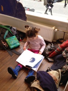 Senne leest... Foto: Monique Wolvers