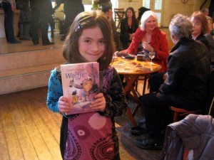 Foto van een meisje dat blij is met 1 boek